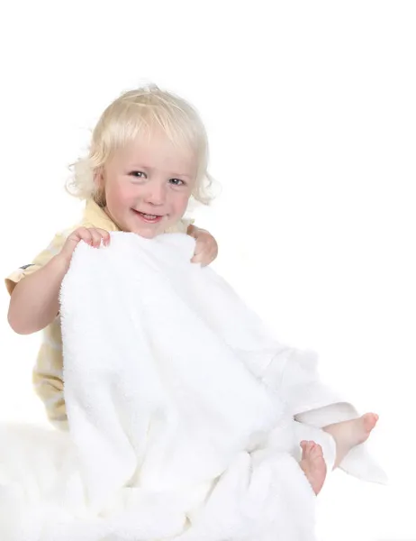 Παιχνιδιάρικο παιδί κρατώντας μια πετσέτα μπάνιου χαμογελώντας — Φωτογραφία Αρχείου