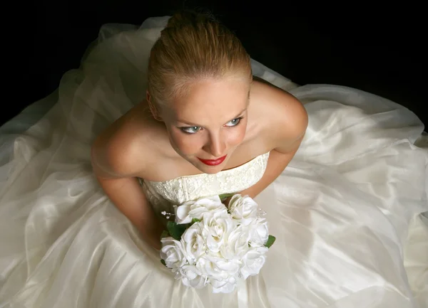 Een mooie jonge bruid zitten — Stockfoto