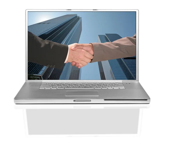 Negocios hombres apretón de manos en una computadora Scr — Foto de Stock