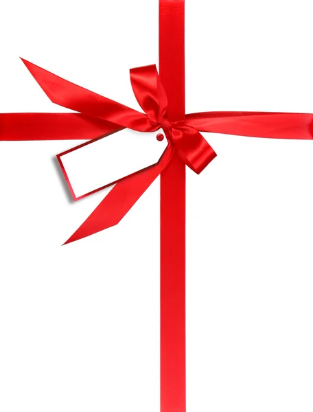 Kırmızı kurdele ve etiketi ile sarılmış hediye — Stok fotoğraf