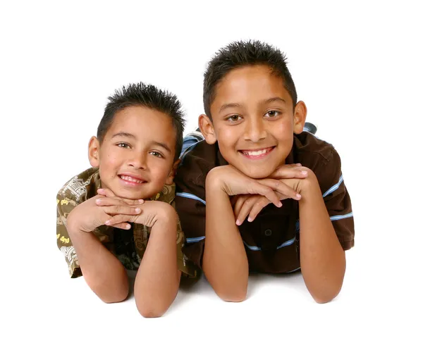 2 spansktalande unga bröder leende — Stockfoto