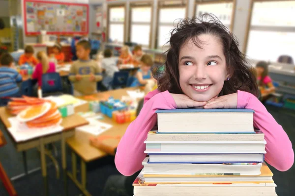Kind im Schulalter schaut zum Kopierer auf — Stockfoto