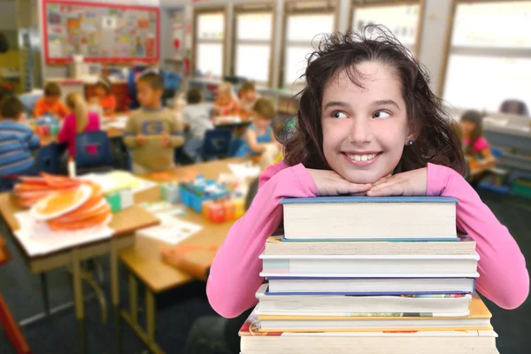 Enfant d'âge scolaire regardant vers le haut à la copie Spac — Photo