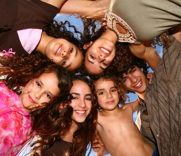 오버 헤드 미소의 행복 한 아이 6 개의 가족 — 스톡 사진