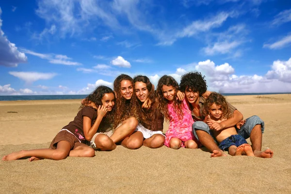 6 Felizes Irmãos e Irmãs Sorrindo — Fotografia de Stock