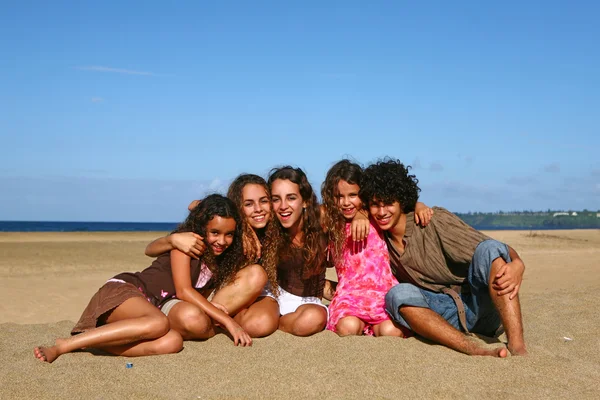 5 frères et sœurs souriant sur la plage — Photo