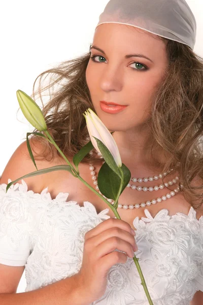 Ohromující krásná nevěsta drží lilly — Stock fotografie