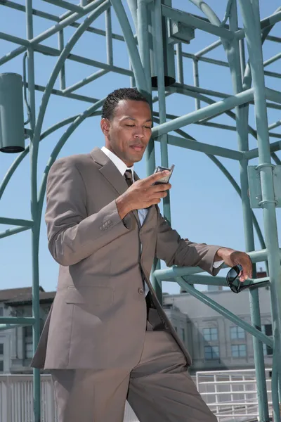 Zwarte zakenman in een pak kijken — Stockfoto