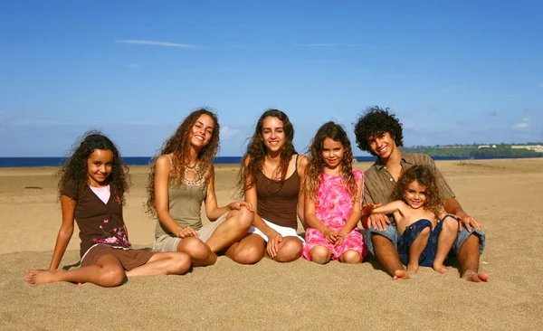 Aile zamanı sahilde — Stok fotoğraf