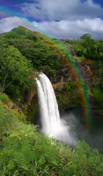 Wasserfall in kauai hawaii mit Regenbogen — Stockfoto