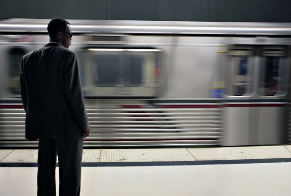Yüksek moda erkek metro için bekliyor — Stok fotoğraf