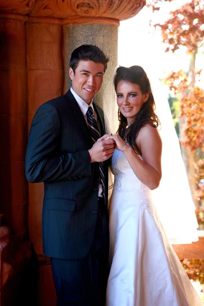 Vackra par gifta sig utomhus — Stockfoto