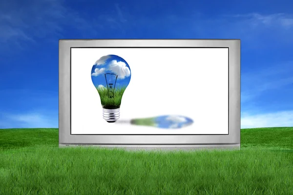 Огромный LCD или плазменный телевизор с зеленой энергией — стоковое фото