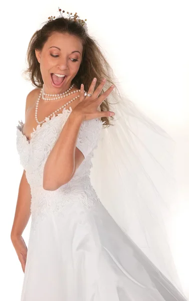 Noiva feliz olhando para seu anel de diamante — Fotografia de Stock