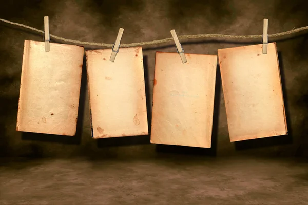 Αναξιοπαθούντα φθαρμένα βιβλίο σελίδες κρέμονται — Φωτογραφία Αρχείου