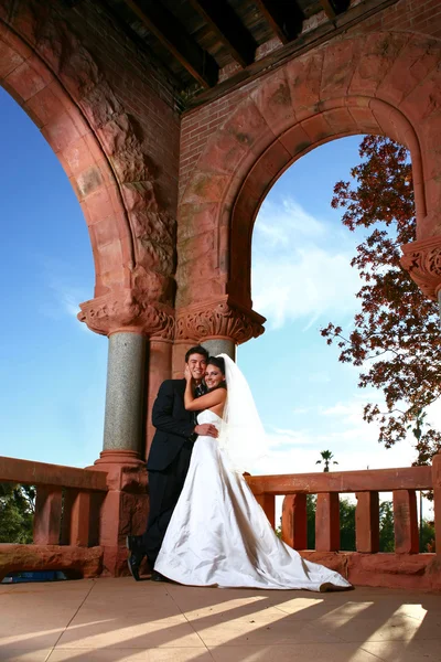 Šťastné krásné etnický pár ženit — Stock fotografie