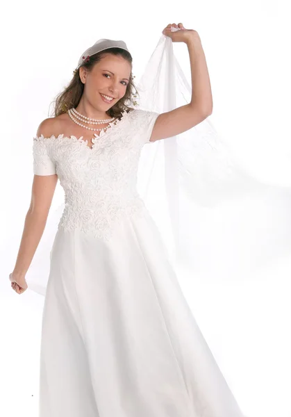 Прекрасна наречена посміхається на білому тлі — стокове фото
