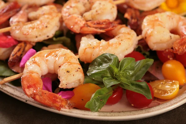 Cooked Shrimp on Skewers — Stock Photo, Image
