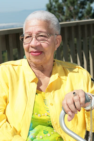 W oturan yaşlı Afrikalı-Amerikalı kadın — Stok fotoğraf