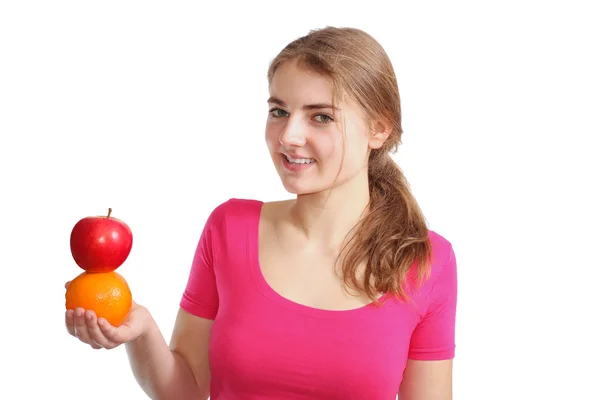 Девушка с яблоком и апельсином — стоковое фото
