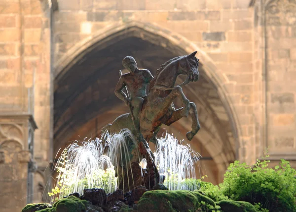 喷泉在巴塞罗那大教堂 — 图库照片