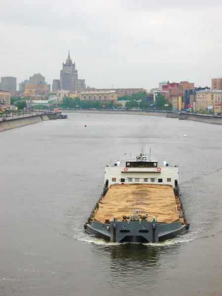 Lastkahn auf dem Moskauer Fluss — Stockfoto