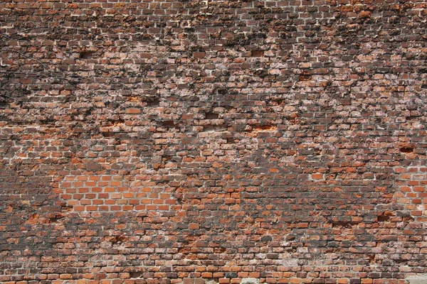 Muralla sucia de edad consisten en ladrillos en la ciudad —  Fotos de Stock