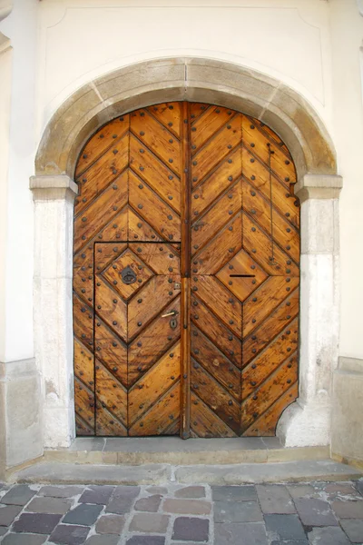 Stare drzwi dębowe z rzeźbione kamienne przestrzenny — Zdjęcie stockowe