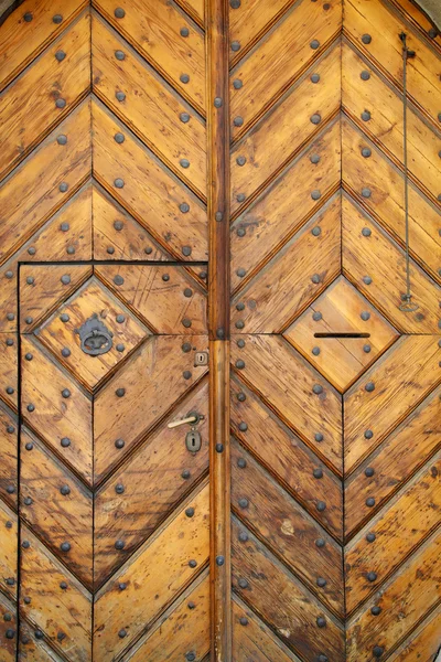 Antica porta in rovere con cornice in pietra intagliata — Foto Stock