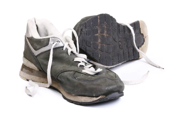 Vecchie scarpe da corsa grungy isolate su whi — Foto Stock