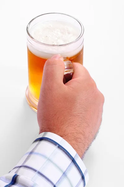 Μπύρα στο χέρι άνθρωπος — Φωτογραφία Αρχείου