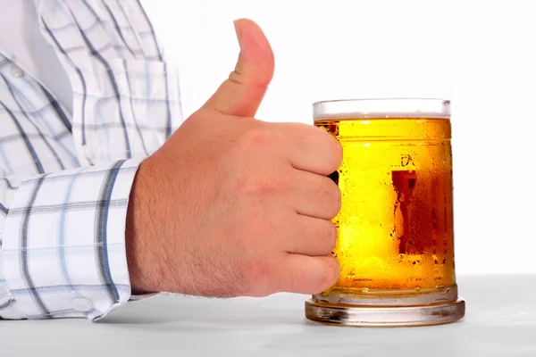 Adamın elinde bira — Stok fotoğraf