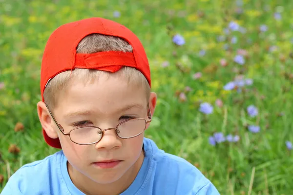 眼镜的年轻男孩 — 图库照片