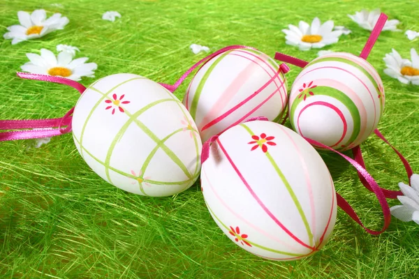 Pastel y huevos de Pascua de colores — Foto de Stock