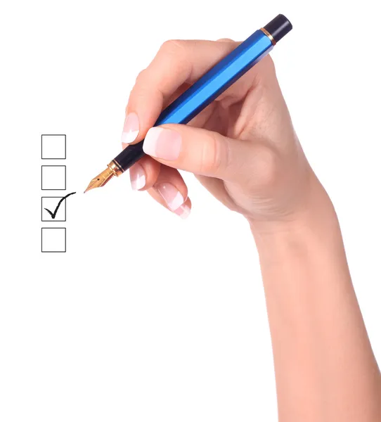 Перечень чекбоксов и рука с ручкой — стоковое фото