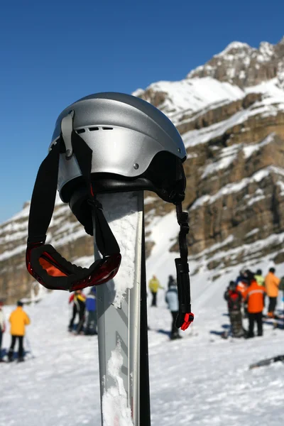 Paar Skier mit Helm für produktive — Stockfoto