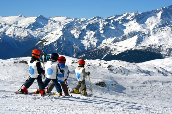 Jovens rapazes esquiando — Fotografia de Stock