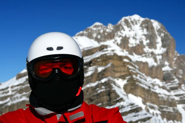 Nahaufnahme von Skifahrer oder Snowboarder mit hel — Stockfoto