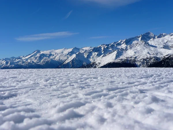 Pieken van de besneeuwde berg — Stockfoto