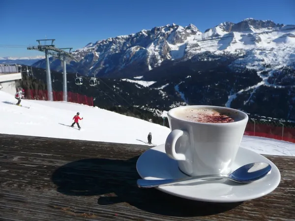 Lekker warm kopje cappuccino van het skiën — Stockfoto
