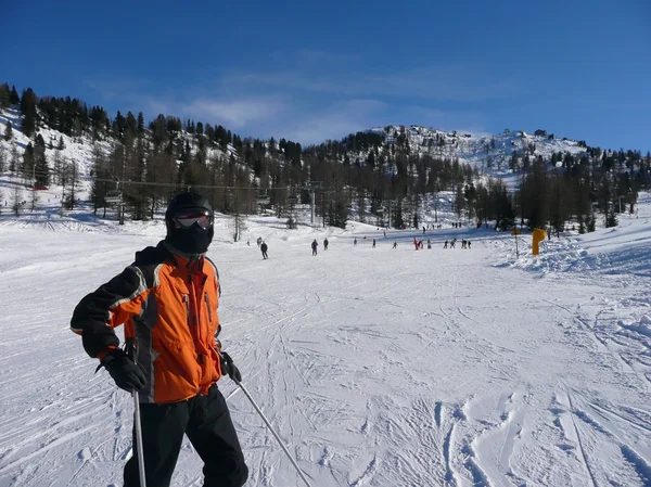 Jonge skiërs op een gesneeuwde skipiste — Stockfoto