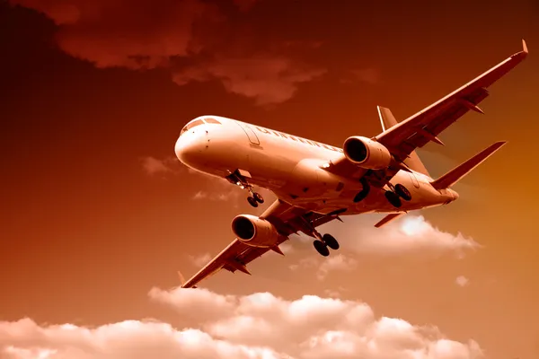 Jet samolot lądujący w zmierzchu, panoramiczny — Zdjęcie stockowe