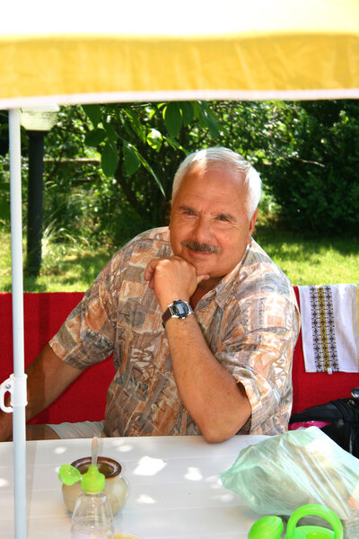 Человек наслаждается отдыхом на открытом воздухе
