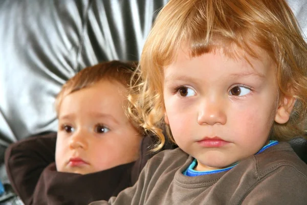 Two young boys on couch — Stock Photo, Image