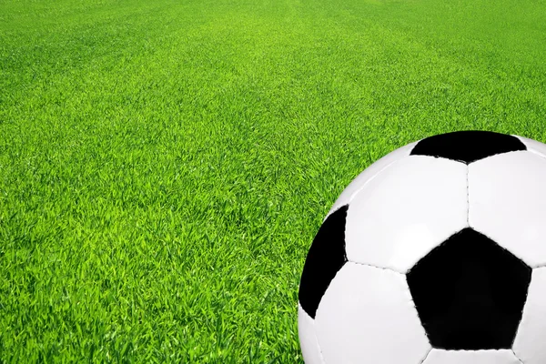 Fotboll på ett fält — Stockfoto