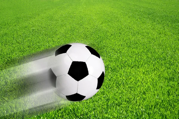 Bola de futebol em um campo — Fotografia de Stock