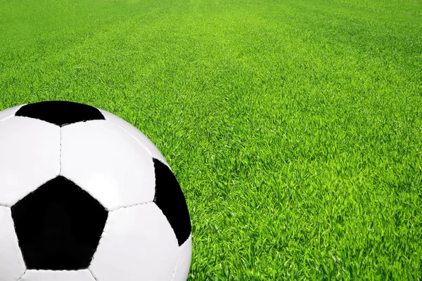 Bola de futebol em um campo — Fotografia de Stock