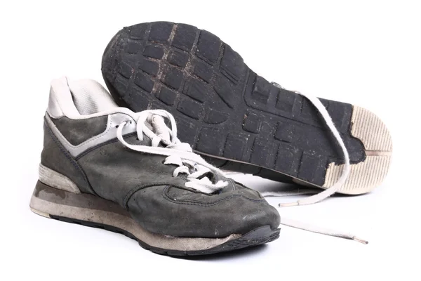 Viejo grungy corriendo zapatos aislado en whi —  Fotos de Stock