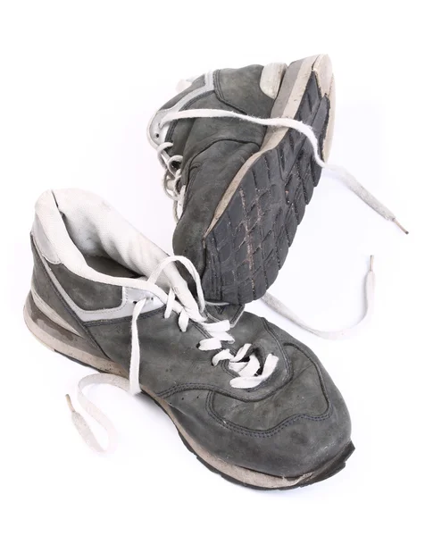 Viejo grungy corriendo zapatos aislado en whi — Foto de Stock