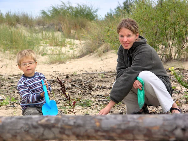 Mutter mit Sohn spielt am Strand — Stockfoto